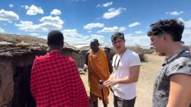 Visitan una tribu Masái en Tanzania y se quedan de piedra al conocer la estricta norma sobre las mujeres: "Tardan tres meses en construir la casa ellas solas"