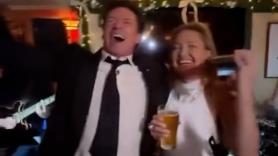 Hugh Jackman y Kate Hudson revolucionan un pub de Nueva York al ritmo de 'Sweet Caroline'