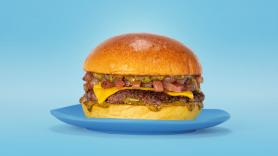 El cofundador de una hamburguesería revela la maniobra con la que lograron 65 millones de visitas gastando solo 30 euros: "Le tiramos burgers al bus del Barça"