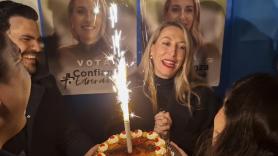 Elecciones en Extremadura: los partidos ya piden el voto en una pegada de carteles con tarta de cumpleaños y música