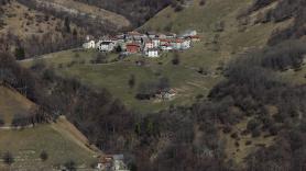 El pueblo de contrabandistas perdido en el monte que cayó en el olvido y ahora es custodiado por solo cuatro mujeres