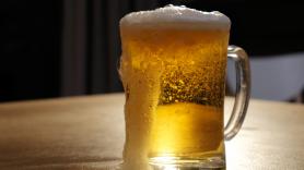 Un experto en cerveza señala qué es todo un crimen contra esta bebida: se ve en muchos bares