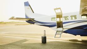 Multan a un hombre con 3.901 euros tras llegar a un aeropuerto con artículos de lujo valorados en más de 105.000 euros