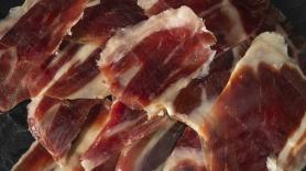 El pueblo español que vuelve a hacer récord con la ración de jamón ibérico de bellota más grande del mundo