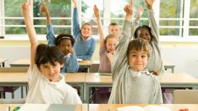 Un padre dice "basta" al sistema educativo y monta su escuela en su patio trasero para enseñar sobre dinero y negocios a sus hijos