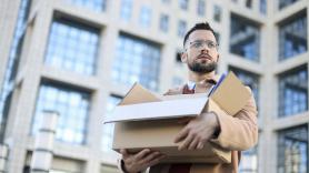 Despiden a un obrero por usar las bajas de paternidad para ejercer de barbero, activa un contraataque pero la ley no se corta ni un pelo con él