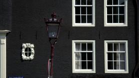 Un abogado se gasta 3 millones de euros en pintar su casa de negro y las autoridades le obligan a cambiar de color