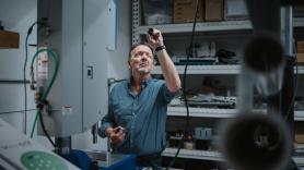 Un jubilado utiliza arena para almacenar calor, llaman a la puerta y es un experto en en energía solar con una propuesta con potencial