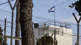 Israel asalta la sede de UNRWA con motos, camiones y grúas: cambia hasta la bandera