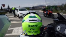 Un guardia civil de Tráfico desvela la gran incógnita: qué piensan ellos cuando los adelantas a 120 km/h o un poco más rápido