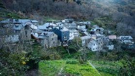 Marc y Laia, 24 años, compran una vivienda en un pueblo abandonado de El Bierzo: "Estamos dispuestos a aprenderlo todo"