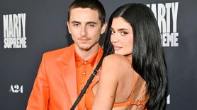 Timothée Chalamet y Kylie Jenner, más coordinados y acaramelados que nunca en el estreno de 'Marty Supreme'