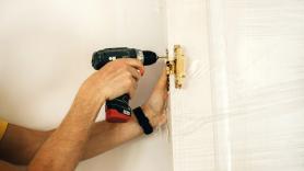 Luis, carpintero veterano, alza la voz: "Antes instalábamos puertas por 120 euros, ahora son 250 euros sin problema"