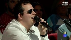 El homenaje de un joven del público a Robe Iniesta en mitad de 'La Revuelta': el aplauso del plató es atronador