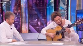 Manuel Carrasco abre 'El Hormiguero' con un homenaje a Robe Iniesta: "Un ejemplo de muchas cosas"