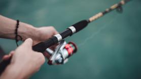 Pide la baja laboral, un detective le pilla pescando, el despido es fulminante y la sentencia tajante por falta de lealtad y fidelidad