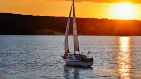 Astrid, 58 años, está dando la vuelta al mundo con su marido en un velero: "Se salvaron gracias a nuestro teléfono satelital"