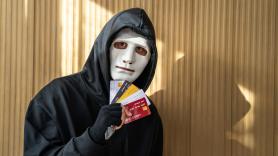 Un cartero roba cheques y tarjetas, usa el dinero para viajes de lujo y fardar de los fajos fue su único y gran error