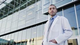 Pau, médico en Italia: "Cuando eres residente de primero y segundo ganas 1650 euros netos al mes, da igual las guardias que hagas"