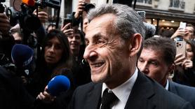 Cama dura, biblia y abucheos: Sarkozy relata su "calvario" de 20 días en prisión