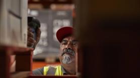 Multan con 5.900 euros a Olegario, jubilado de 69 años, por embalar durante unas semanas para una empresa sevillana