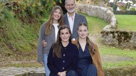 Una foto inédita en su visita a Asturias al Pueblo Ejemplar, protagonista de la felicitación navideña de los reyes con Leonor y Sofía