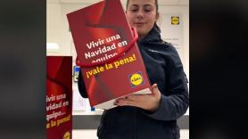 Una empleada de Lidl reacciona a su cesta de Navidad: alucina tanto con lo último que saca que hasta la empresa responde
