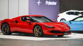 Un hombre no encuentra garaje para su Ferrari, lo aparca en el balcón y llegan las autoridades: "No sería un problema en ningún otro lugar, excepto aquí"