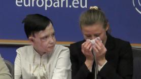 Una intérprete se derrumba durante el testimonio de un niño ucraniano en el Parlamento Europeo