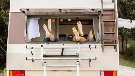 Una familia lo vende todo para vivir en una caravana de lujo y la empresa quiebra: "No nos queda nada y mucho menos un hogar"