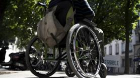 Una enfermedad deja a Sarabjit, de 42 años, sin extremidades inferiores y todo el pueblo se moviliza para que vuelva a caminar