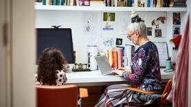 Una mujer de 52 años deja de teñirse el pelo y se le cierran puertas: "Eres demasiado madura para este puesto de trabajo"