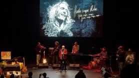 El emotivo homenaje de Manolo Chinato a Robe Iniesta en Plasencia