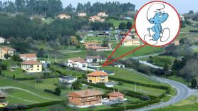 A la aldea pitufa de Andalucía le sale un digno competidor en Asturias con su pitufo gruñón y Pitufina karateca