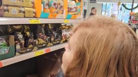 Su madre viene de Argentina, va por primera vez a Mercadona y su reacción no deja de compartirse