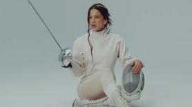 Rosalía saca el florete en el videoclip de 'La perla': un comienzo que engaña y una estética alejada de 'Lux'