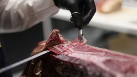 Víctor Sanchego, experto en jamón: "Empiézalo con la pezuña mirando al cielo porque es donde acoge todos los matices"