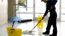 Desesperación de una portera de 69 años por el plan vecinal de apoderarse de su apartamento: "¿Dónde voy a vivir?"