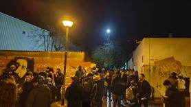 Comienza el desalojo de un antiguo instituto de Badalona donde se cobijan cientos de migrantes