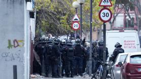 Comienza el desalojo de un antiguo instituto de Badalona donde se cobijan cientos de migrantes