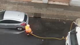 Una colombiana alucina con lo que ve en la puerta de su casa