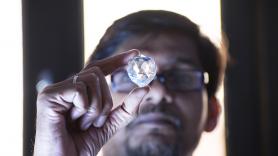 Dos amigos alquilan un terruño, se topan con una 'piedra', la llevan al tasador y el precio real deja a todos sin palabras