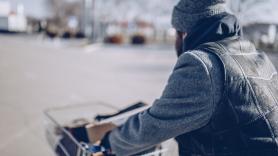 Un sintecho ahorra 200 euros recogiendo 2500 botellas, ve el problema de estas madres solteras y toma una decisión