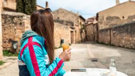 Una pareja de tiktokers, residentes en un pueblo de 10 habitantes, son muy claros sobre los precios: "El quinto de cerveza se vende a un euro"