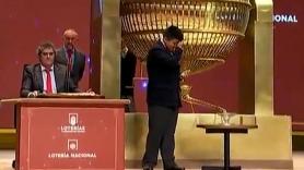Lo que hace este niño durante el sorteo de la Lotería llama la atención: a más de uno le pasaría en su situación