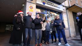 Los campaneros de Manzaneda, un pueblo de 20 vecinos, reparten 140 millones de euros del Gordo de Navidad: "Sí, es una campanada"