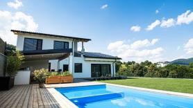 Hacienda reclama a un jubilado 300 euros tras localizar su piscina ilegal oculta mediante imágenes por satélite