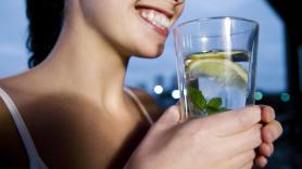 Una profesora de nutrición desmiente el mito más extendido sobre el agua caliente con limón