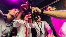 Siete horas de mesa, 11 botellas de vino y 4.000 euros en bebidas entre cuatro amigos en una despedida de soltero: "Prohibido venir con tacaños"