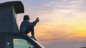 Kate dice "basta" a todo y se va a vivir en autocaravana en el jardín de su abuelo: "Recuperé mi confianza y él se sintió menos solo"